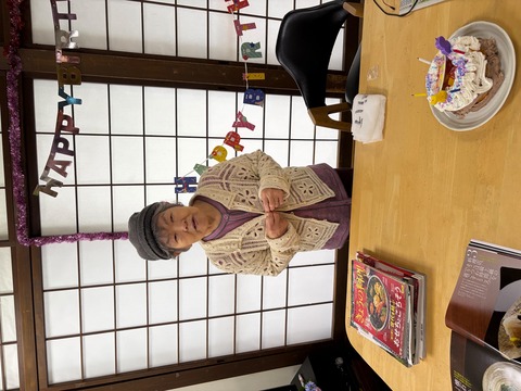 居室内で入居者が装飾品に囲まれている生活風景