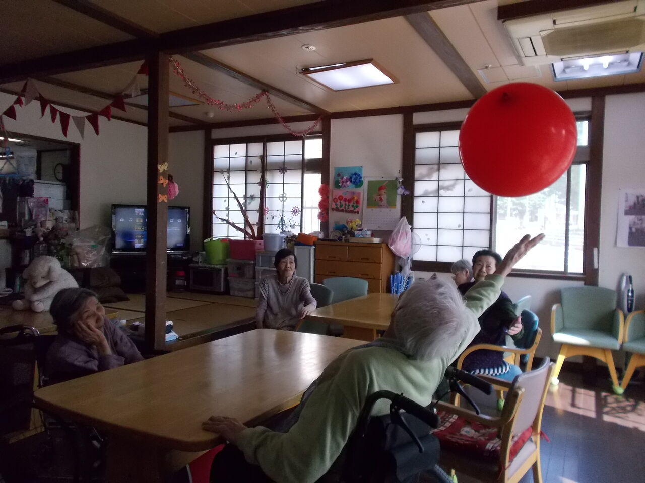 風船バレー グループホームもやいのブログ 風船バレー グループホームもやいのブログ