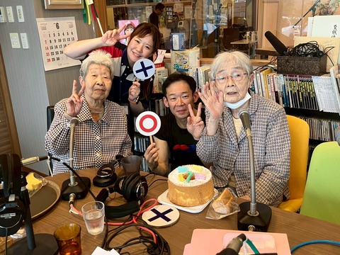 介護施設の入居者とスタッフが食事をしながらレクリエーションで楽しく交流している様子