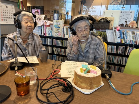 入居者がヘッドフォンを装着してラジオ番組や音声コンテンツを楽しむレク風景