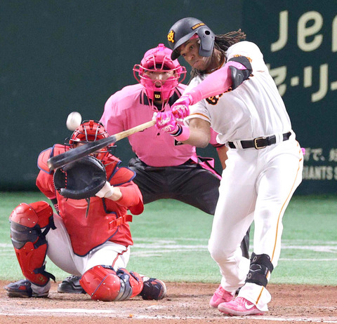 巨人・ウォーカー、142メートル看板直撃弾！！