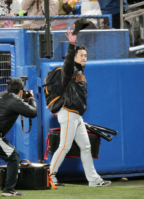 巨人・亀井コーチ「引っ張り禁止」(笑)(指でバッテン)