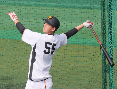 【巨人】秋広、背番号55でキャンプ初日から驚異のパワー披露