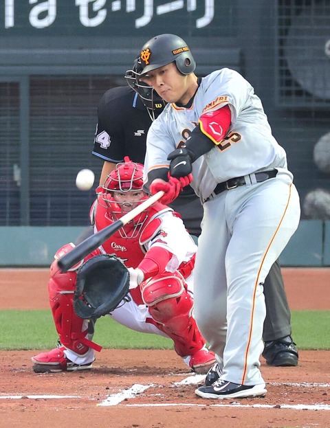 巨人、初回4球で満塁に → 岡本が11球粘って先制の2点タイムリー！！