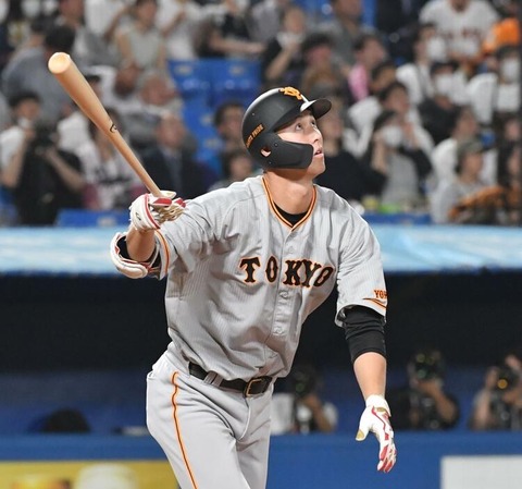 巨人・秋広、驚愕の3ラン　泳ぎながら軽々スタンドへ
