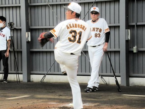 巨人・原監督、ブルペンで“喝”「何でストライク入らないんだよ！」