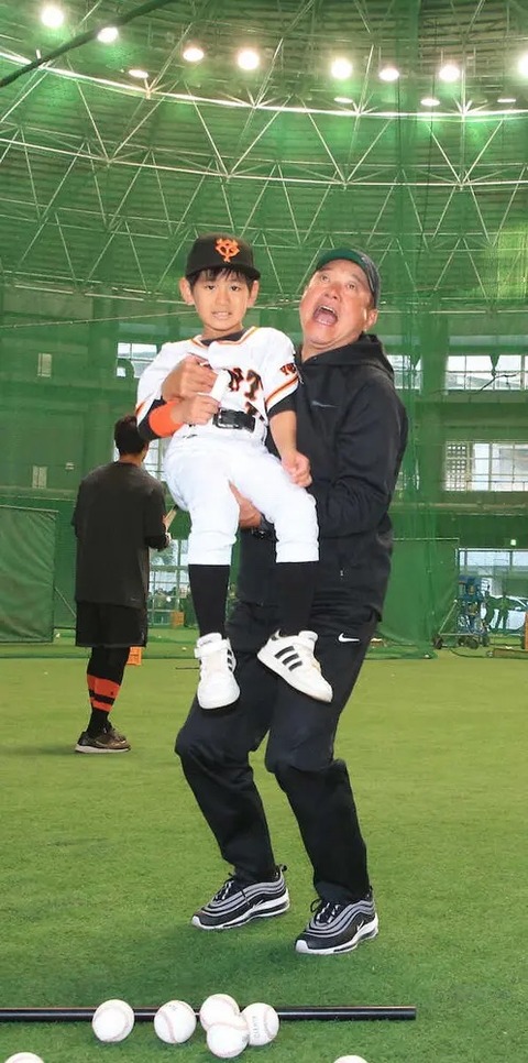 【画像】巨人・原監督、アーリーワークで野球少年を"胴上げ"する