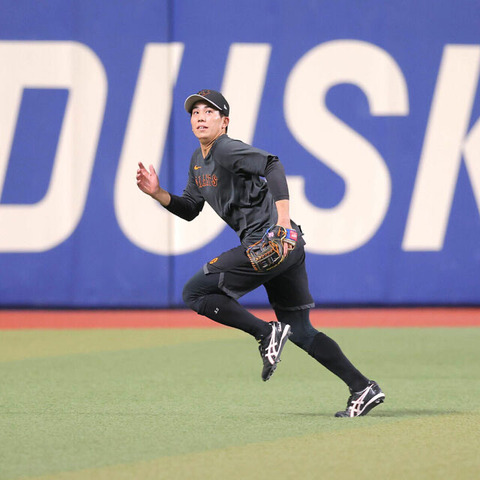 巨人・門脇、外野守備の練習