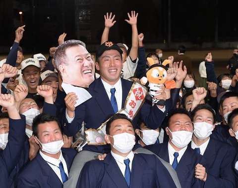 【画像】巨人・原監督、嬉しさのあまり巨大化する