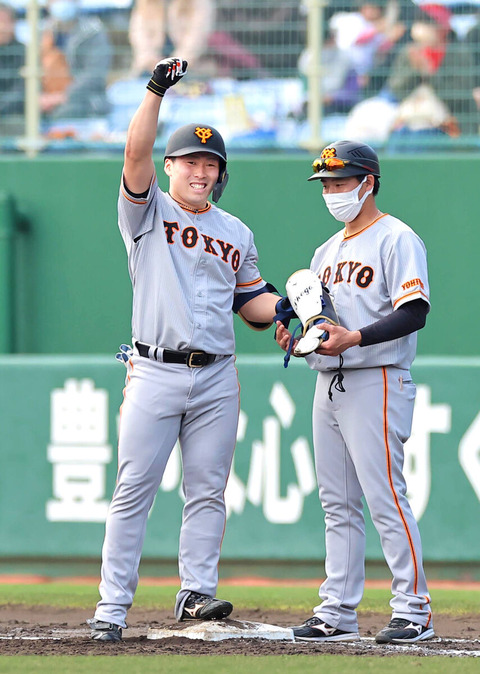 巨人・浅野翔吾、カブレラのルーティンでプロ初安打