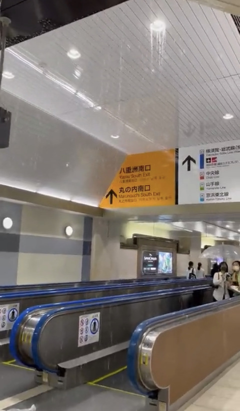 【動画】東京駅（の中）、どしゃ降りｗｗｗｗ