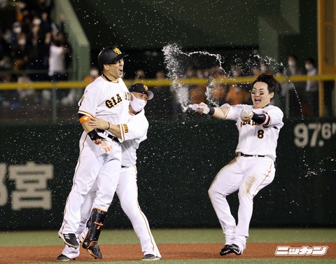【画像】巨人、サヨナラ勝ち！ 最高の瞬間がコチラ！！