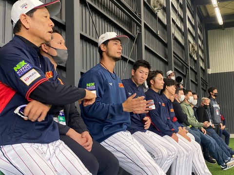 【朗報】戸郷、ダルビッシュの下半身に釘付け