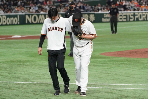 巨人・菅野、打球が右足首直撃で緊急降板・・・