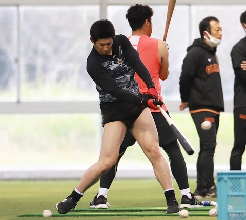 【画像】巨人・増田陸、とんでもない格好でバッティングをする