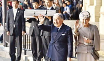 【天皇】 安倍の「右傾化圧力」に直面する新日王、父の平和路線を継続できるか、と韓国メディア[04/21]