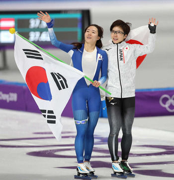 【平昌五輪】小平奈緒、涙の李相花（韓国代表）と抱き合い健闘称える　日韓頂上決戦、最後は美しい結末［18/02/18］