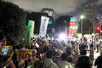 【話題】国会前で日本市民8500人がろうそくデモ