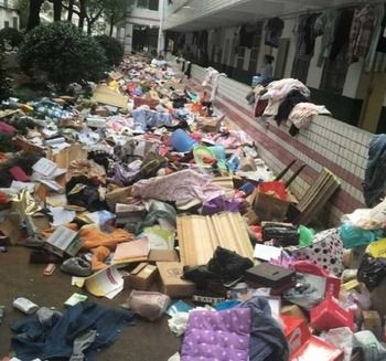 【中国】まさに“ごみ溜め”！引っ越し後の湖南省長沙市の大学寮の写真が衝撃的すぎる[6/24] [無断転載禁止]©2ch.net