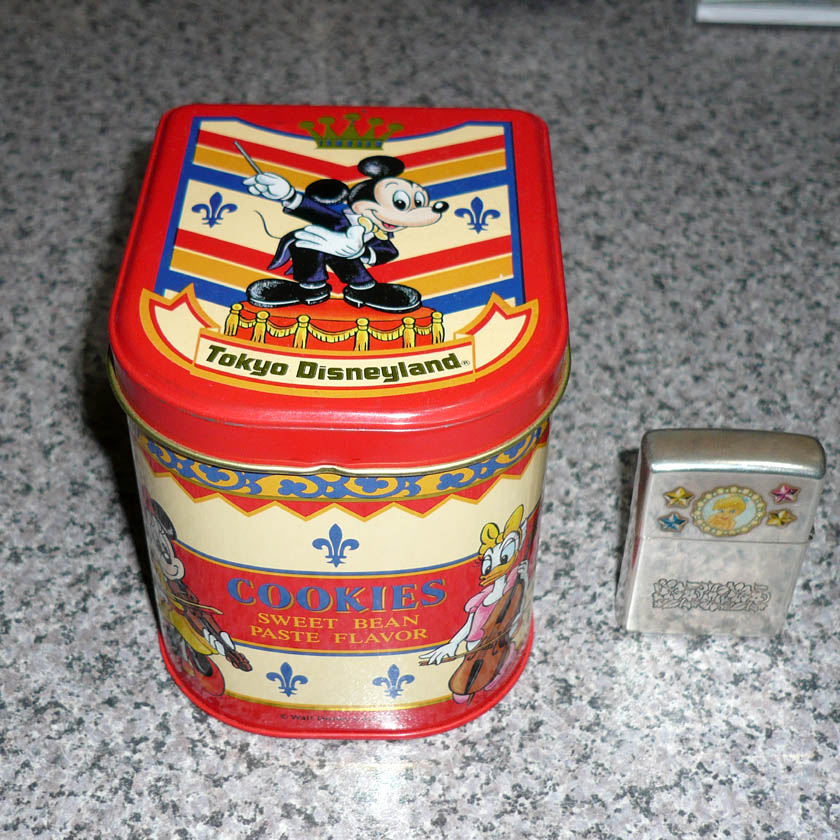 24日第1報。 「 ミッキーマウス・レビュー 」 の おみやげ缶
