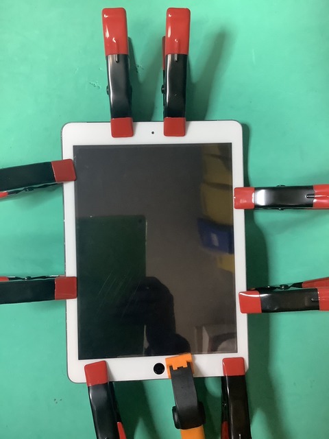 ipadairフロントパネル交換後接着中