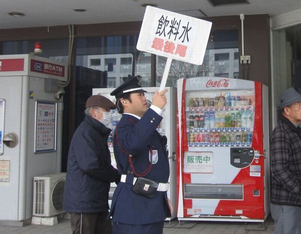 浦安 飲料水の列