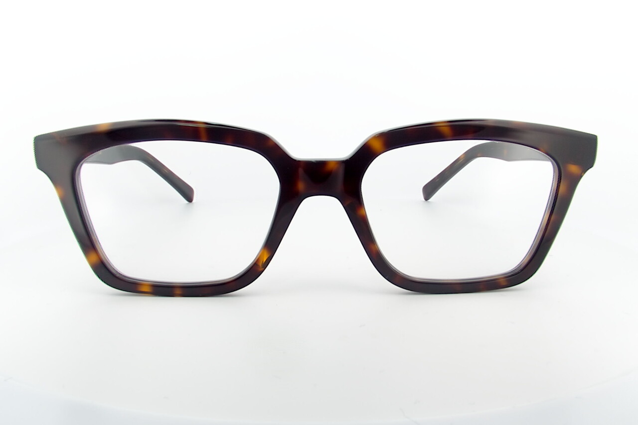 ロックな英国スタイルを演出 QWON eyewear ACL : GILBERT EYEWEAR from