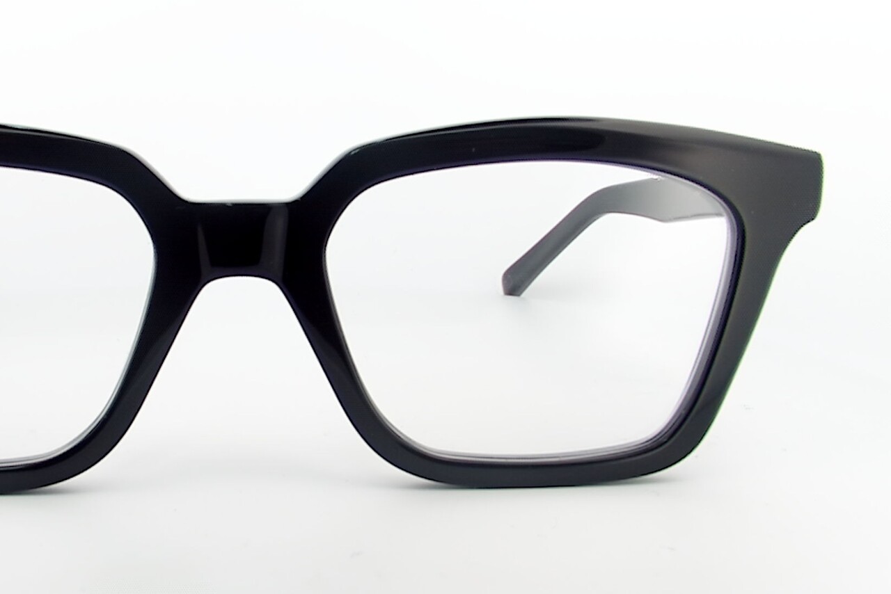 ロックな英国スタイルを演出 QWON eyewear ACL : GILBERT EYEWEAR from