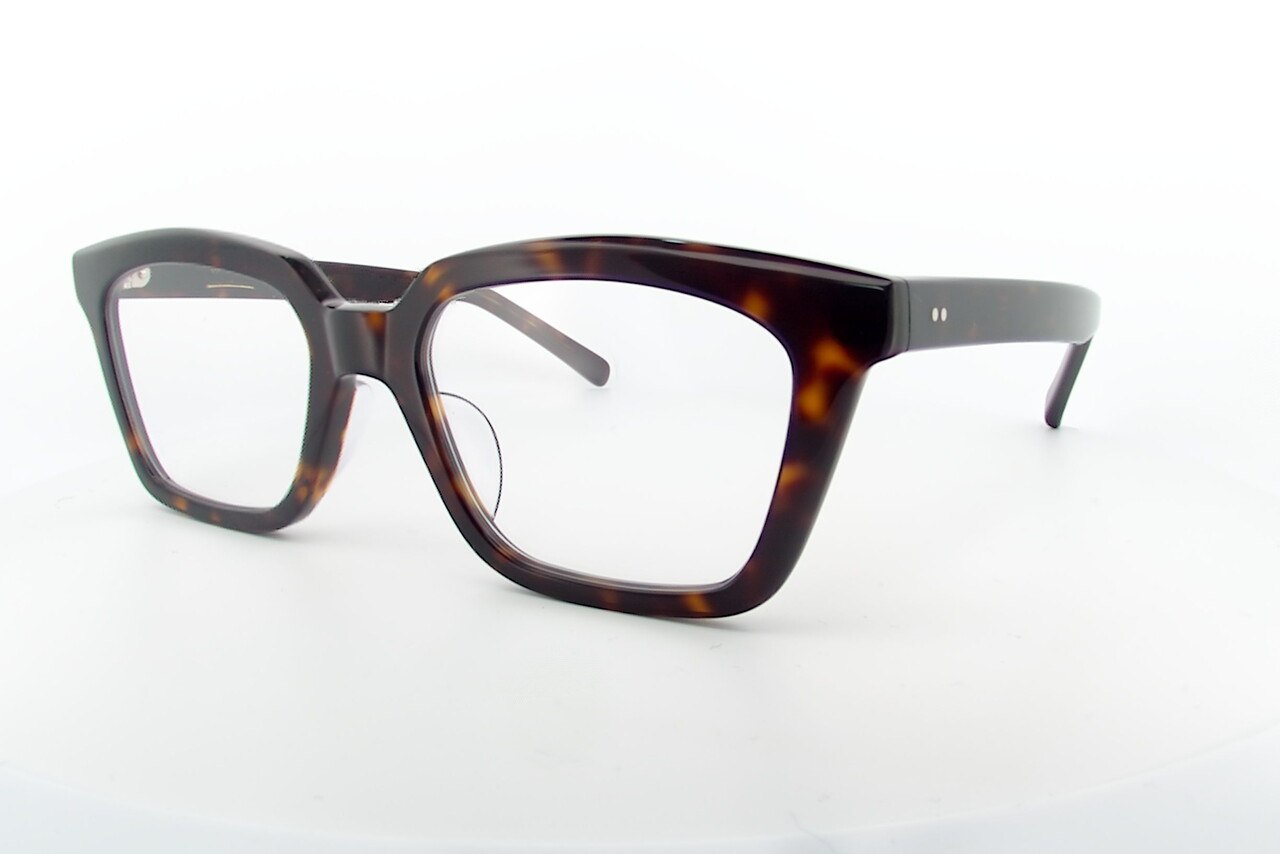 ロックな英国スタイルを演出 QWON eyewear ACL : GILBERT EYEWEAR from
