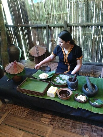 カダザンドスンの民族衣装を着た女性