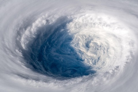 宇宙から見た台風24号02