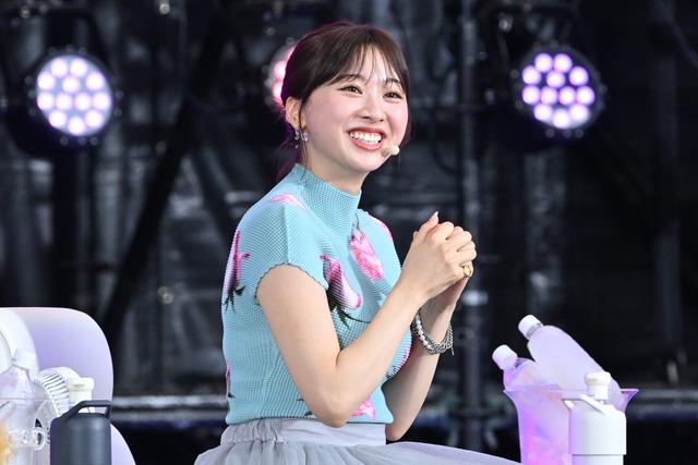 元日向坂46富田鈴花、ニットおっぱいデッカ!横乳の膨らみ凄い最高!