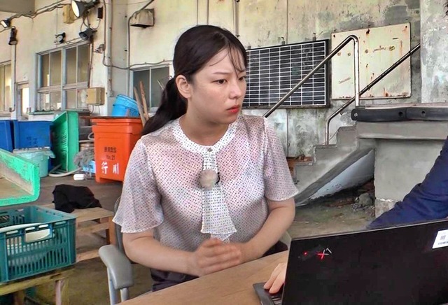 古旗笑佳アナ、パンティ線が食い込むピタパン尻プリプリ揺れ過ぎ最高！