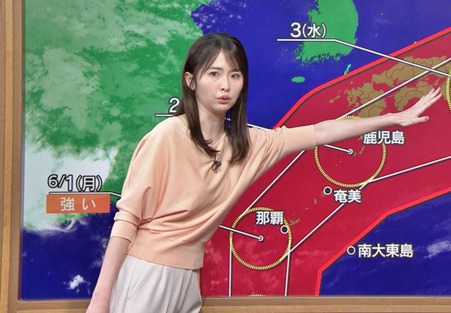 細川栞アナ、薄っすらパンティ線が透ける白パンツ尻の膨らみ最高！