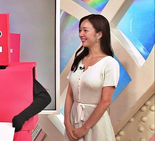 刈川くるみアナ、透けブラ白ワンピおっぱい谷間見せてるぞ！ムニュ揺れ