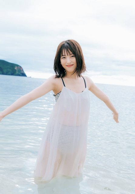 浜辺美波初写真集 水着姿で谷間を見せつける出血大サービス アイドル 女子アナ画像 吟じます