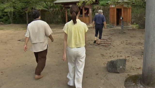 和田弥生アナ、パンティ線が透けてる白パンツ尻肉がプリプリ揺れ最高