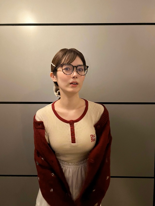 谷尻萌アナ、ニットおっぱいデッカ過ぎ！横乳の膨らみどうなってんだ