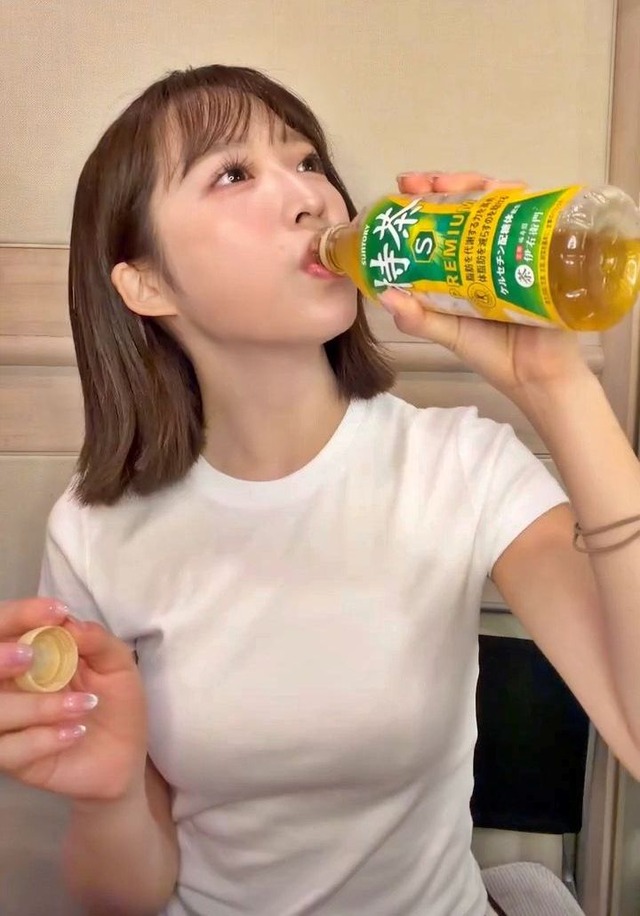 AKB48小栗有以、透け白Tおっぱいデッカ！乳袋のカタチがエッチ過ぎ
