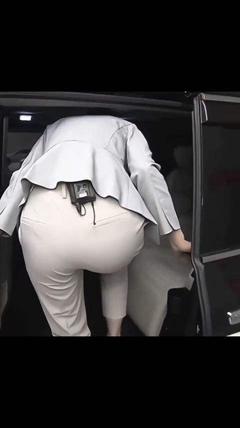 田中瞳アナ、パンティ線が透けてるお尻肉がタマランです