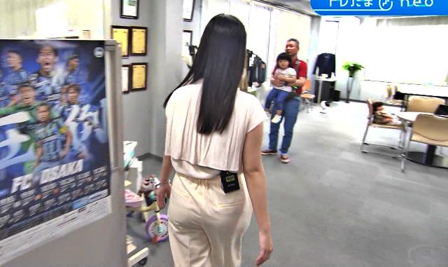 北川莉央アナ、パンティ線が透けてる白ピタパンの尻肉がエッチ過ぎ最高