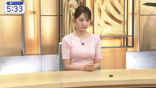 森山みなみアナ、ピンクおっぱいムギュッ！横乳のカタチもうこれ裸だろ