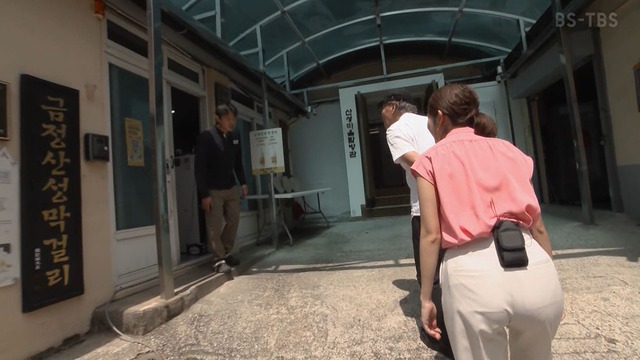 日比麻音子アナ、パンティ線が食い込む尻の下着が透けてる白パン最高