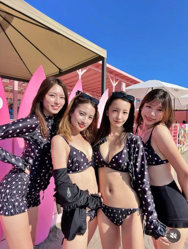 板野友美、大胆なビキニ姿の股間の膨らみを披露し騒然たまらん