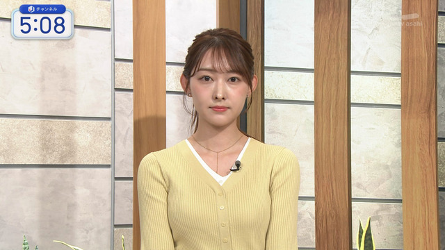 森山みなみアナ、右乳が明るく見えます！いやらしいYCおっぱいムギュッ