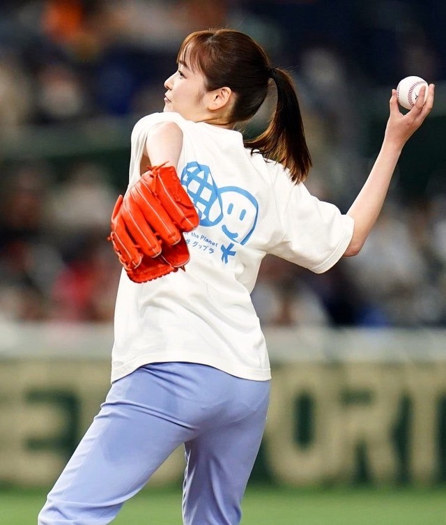 岩田絵里奈アナ、パンティ線のクロッチがくっきり分かる尻肉がエッチ