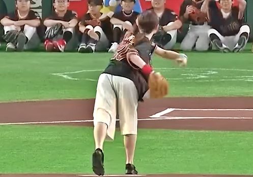 黒田みゆアナ、薄っすらとパンティ線が浮き出る白パンツ尻タマランわ