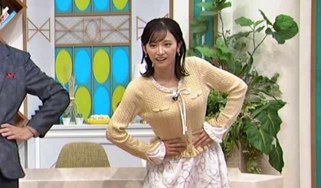 嶺百花アナ、ニットおっぱい強調で横乳の膨らみがたまりませ～ん