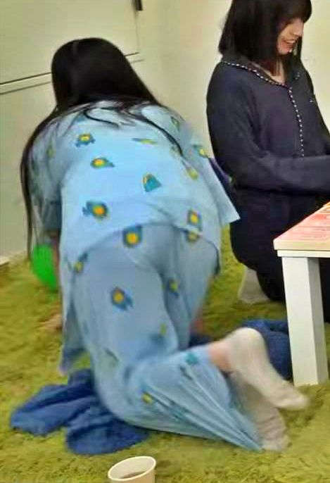 日向坂46佐藤優羽、パンティ線が透けて食い込む尻肉プリプリ揺れ過ぎ