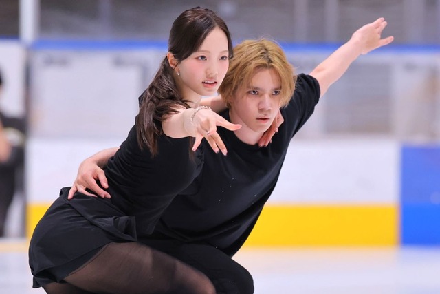 本田真凛、黒パンストの尻たまらなくエッチ過ぎ最高！